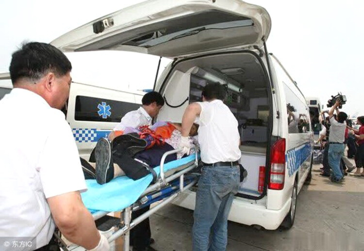 乌鲁木齐私人救护车租赁联系电话