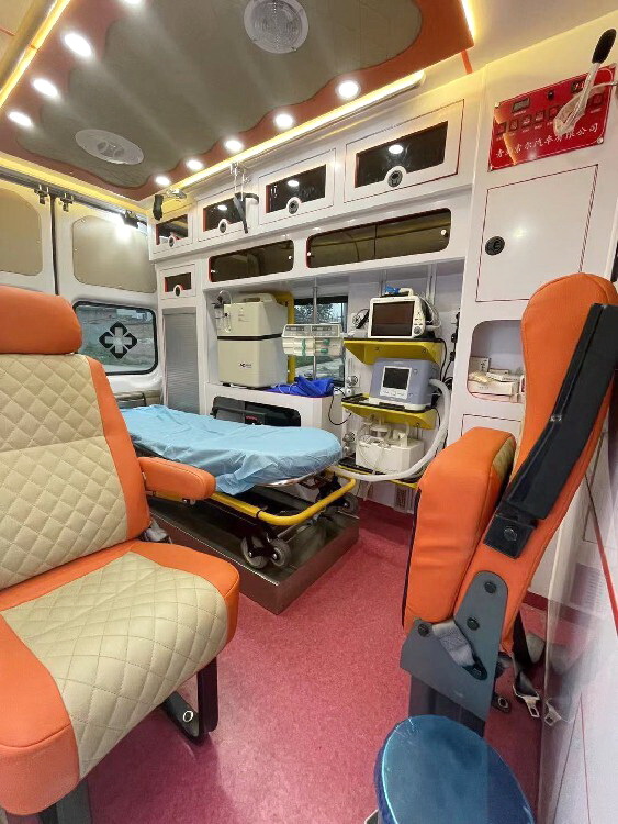 乌鲁木齐市第三医院预约私人救护车转运到第二军医大学长征医院南京分院（长征医院分院）120救护车