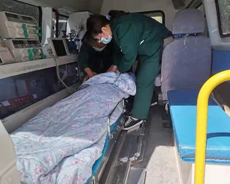 乌鲁木齐市口腔医院租赁私人救护车转运到重庆市第九人民医院(重庆医科大学北碚附属医院)跨省救护车