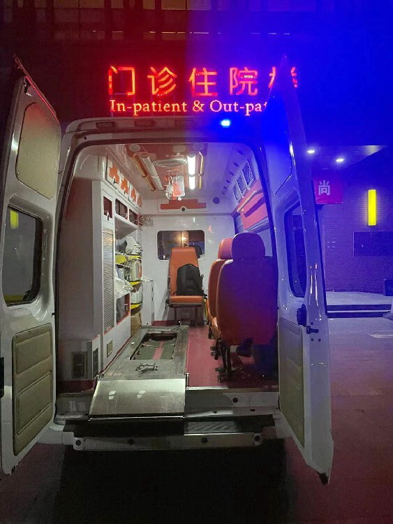 新疆医科大附属医院预约私人救护车租赁到中国人民解放军第四医院正规救护车出租