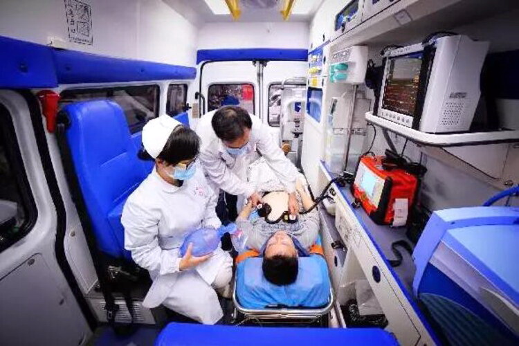 新疆医科大学第二附属医院老院出租急救车护送到兰州大学附属医院医院救护车出租