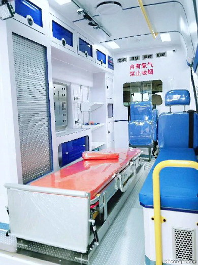 新疆维吾尔自治区肿瘤医院租赁正规救护车到柳州市第三人民医院（柳州市铁路中心医院）长途救护车出租