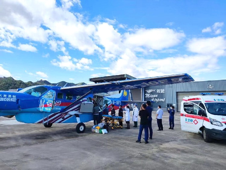 新疆医科大附属医院租赁正规救护车到海南省农垦三亚医院转院联系救护车