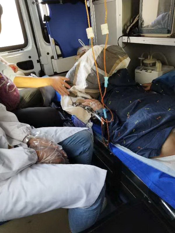 新疆心脑血管病医院私人救护车租赁到贵阳市妇幼保健院救护车租赁