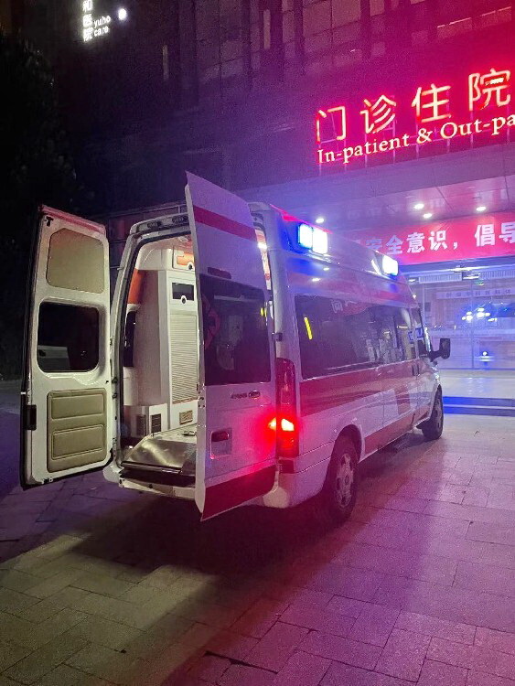 克拉玛依市中心医院租私人救护车到河南省中医院（河南中医学院第二附属医院）救护车转院费用多少钱