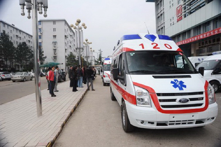 新疆心脑血管病医院120私人救护车租赁到贵阳中医学院附属医院跨省医疗救护车出租