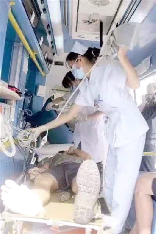 新疆医科大学第二附属医院老院租赁私人救护车转运到十堰市人民医院（郧阳医学院附属人民医院）出租私人救护车电话号码